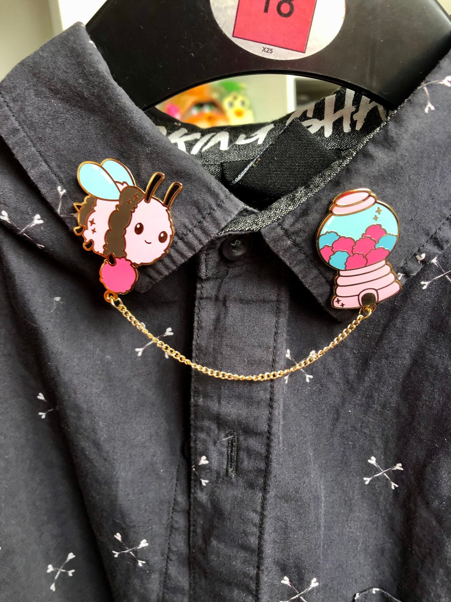 Enamel collar pin Bumblebee bubblegum